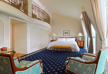Suite, 1 King Bed, City View