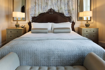 Sir Robert Louis Stevenson Suite with Castle View