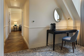 Queen Junior Suite with Castle View