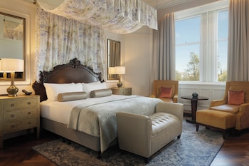 Sir Robert Louis Stevenson Suite with Castle View