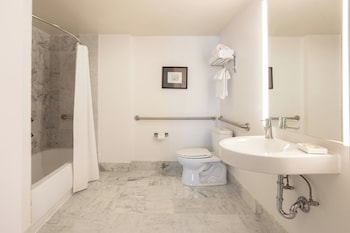 Deluxe Room, 1 King Bed, Accessible
