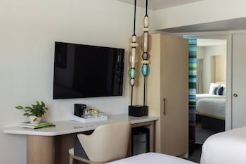 Deluxe Room, 1 King Bed, Accessible