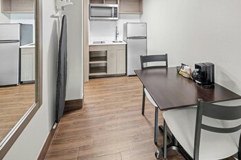 Suite, 1 Double Bed, Non Smoking, Kitchen