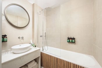 Standard Room, 1 King Bed (Courtyard)