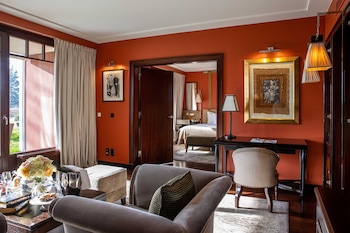 Suite, 1 King Bed (Lake)