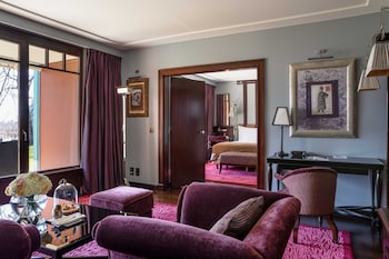 Suite, 1 King Bed (Lake)