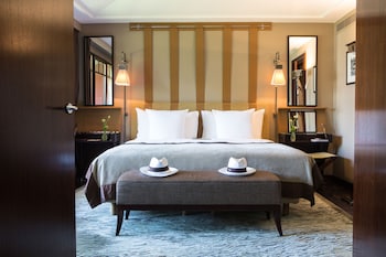Suite, 1 King Bed (Lake)
