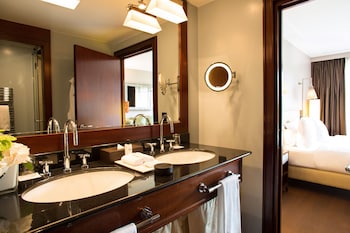 Deluxe Room, 1 King Bed, Lake View
