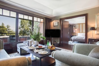Suite, 1 King Bed (Lake)