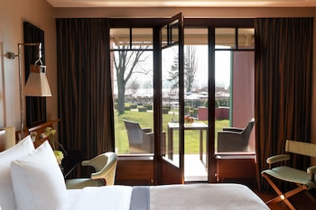 Deluxe Room, 1 King Bed, Lake View