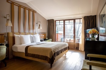 Deluxe Room, 1 King Bed, Lake View