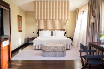 Suite, 1 King Bed (Reserve)