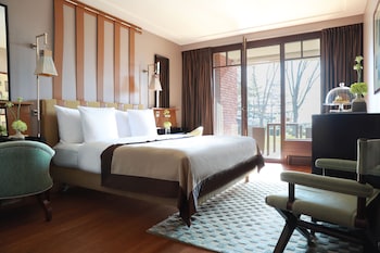Deluxe Room, 1 King Bed, Lake View
