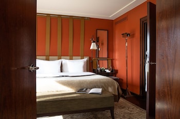 Suite, 1 King Bed (Lake)