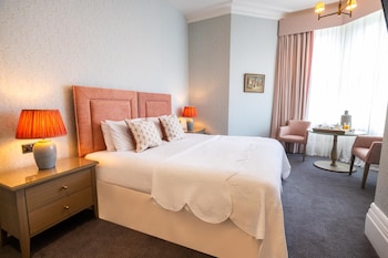 Suite, 1 King Bed, Balcony, Garden View