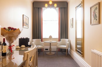 Suite, 1 King Bed, Non Smoking (Shower Only)