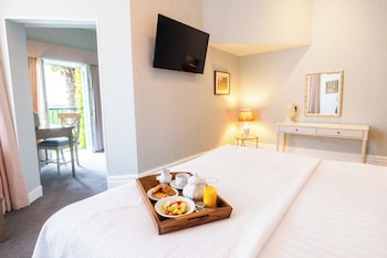 Suite, 1 King Bed, Balcony, Garden View