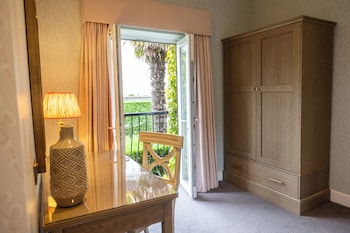 Suite, 1 King Bed, Balcony, Garden View
