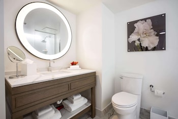 Deluxe Room, 1 King Bed, City View (Hearing Accessible)