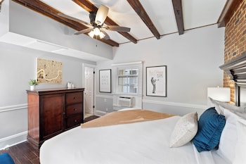 Classic Room, 1 King Bed, Non Smoking