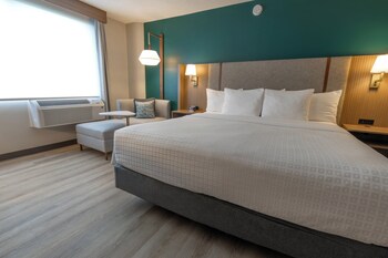 Standard Room, 1 Queen Bed, Mobility Accessible