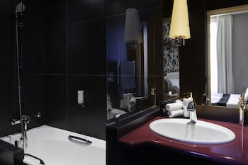 Double Room - Complimentary soft minibar,courtesy tray, Chromecast and digital press