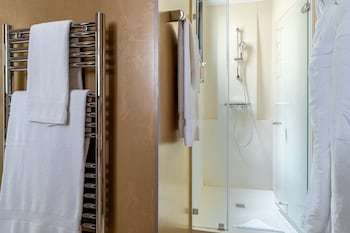 Privilege Room, Garden Side- Complimentary soft minibar,courtesy tray, Chromecast and digital press