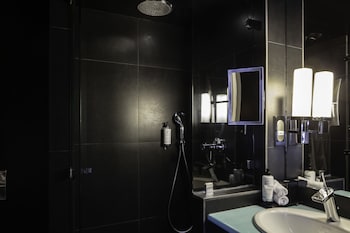 Single Room - Complimentary soft minibar,courtesy tray, Chromecast and digital press