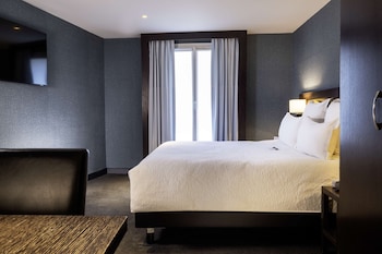 Deluxe Room, 1 King Bed, Non Smoking (with Single Sofabed;Larger Room)