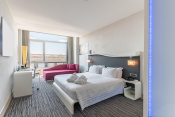 Deluxe Room, 1 King Bed, Smoking