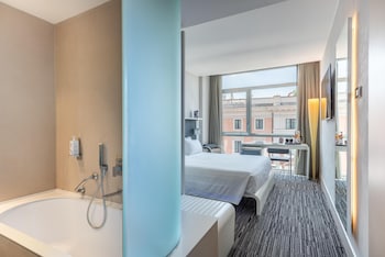 Comfort Room, 1 King Bed, Smoking (Twin bed on request)