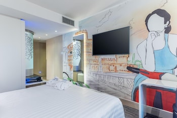 Comfort Room, Multiple Beds, Smoking