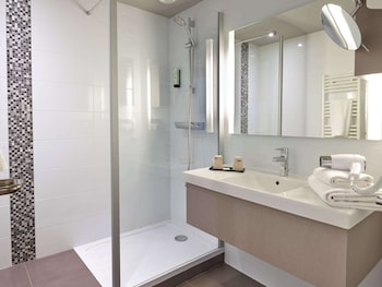 Comfort Room, 1 Queen Bed, Non Smoking (with Single Sofabed;Larger Room)