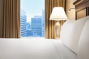 Junior Suite, 1 King Bed, Roll-in Shower (Comm Accessible, Roll-In Shower)