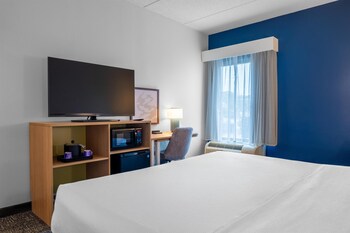 Room, 1 King Bed, Accessible (Mobility & Hearing, Roll-in Shower)