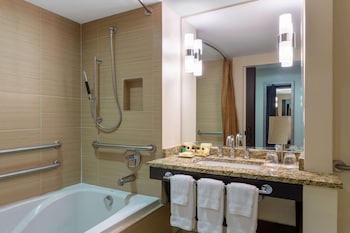 Room, 2 Queen Beds, Accessible, Ocean View (Non-Smoking/Bathtub)