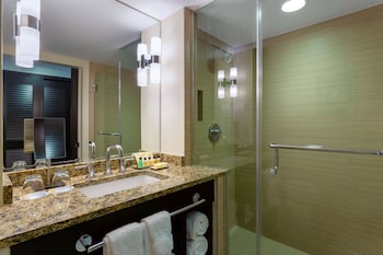 Room, 1 King Bed, Corner (Ocean)