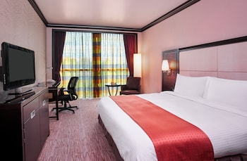 Standard Room, 1 King Bed, Pool View