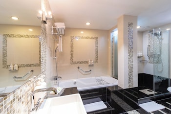 Suite, 1 Bedroom, Pool View (Dining)
