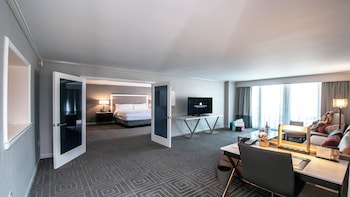 Suite, 1 Bedroom, Balcony (Plaza View)