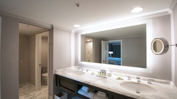 Suite, 1 Bedroom, Balcony (Plaza View)