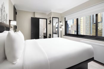 Premium Room, 1 Queen Bed, Accessible Bathtub
