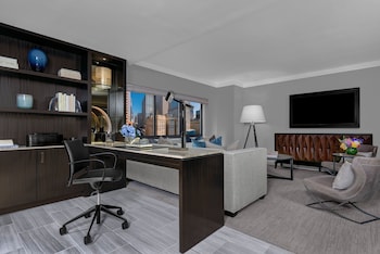 Suite, 1 King Bed (Living Area Manhattan Floor)