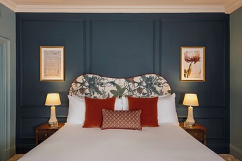 Deluxe Room, 1 King Bed with Sofa bed
