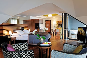 Signature Penthouse Spa Suite Lakeside