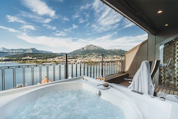 Signature Penthouse Spa Suite Lakeside