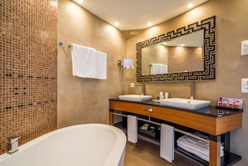 Penthouse Spa Suite Lakeside