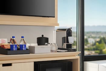Premium Room, 1 King Bed, Mountain View (Upgraded Bedding & Snack, Smoke Free)
