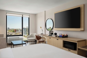 Deluxe Room, 1 King Bed (Smoke Free)