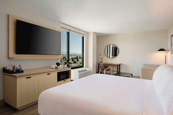 Premium Room, 1 Queen Bed, Accessible (Upgraded Bedding & Snack, Smoke Free)